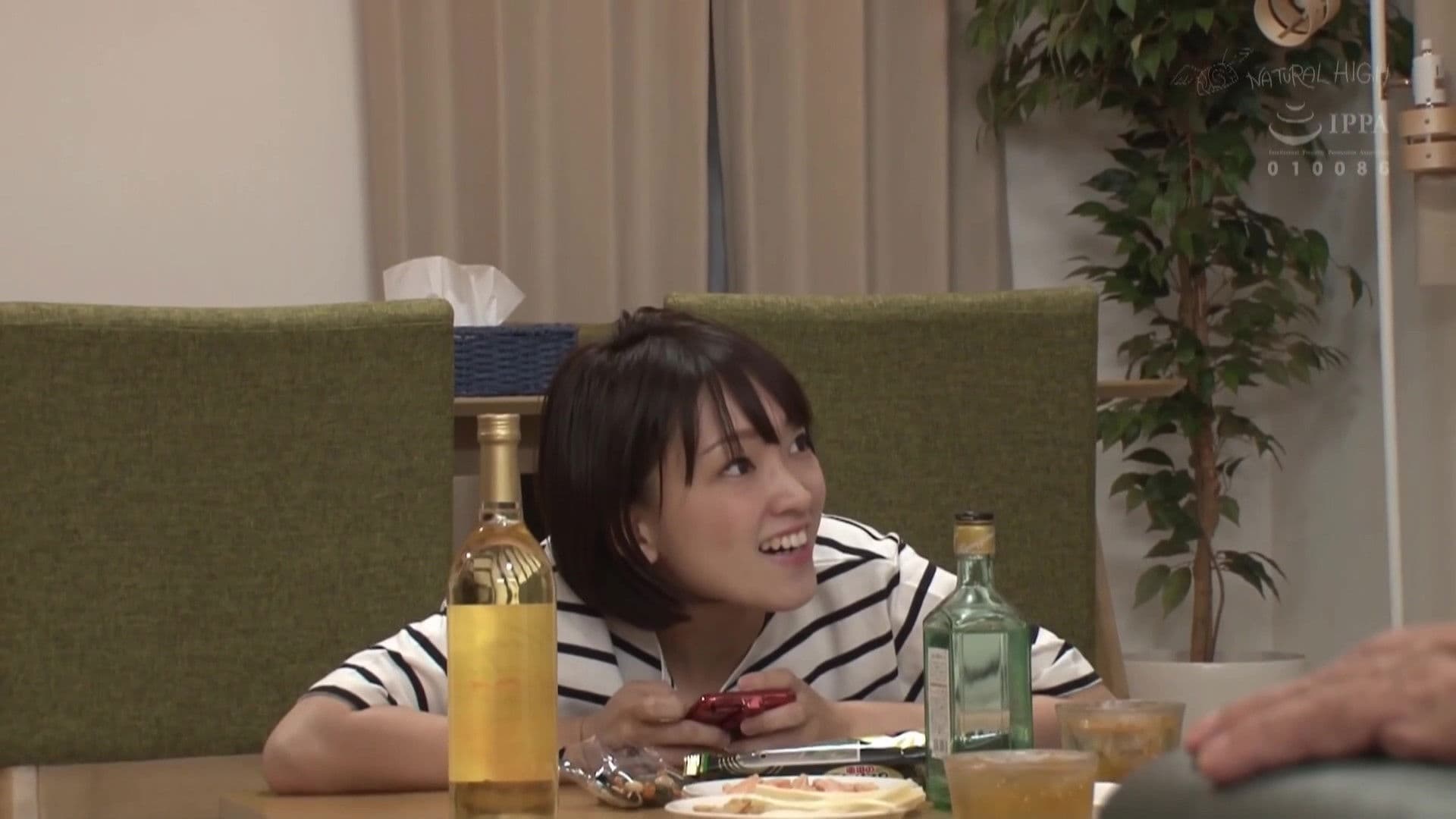 가족이 있는데 사랑하는 삼촌의 무릎에 몰래 자○ 삽입 그대로 질내사정까지 시켜 버리는 조카