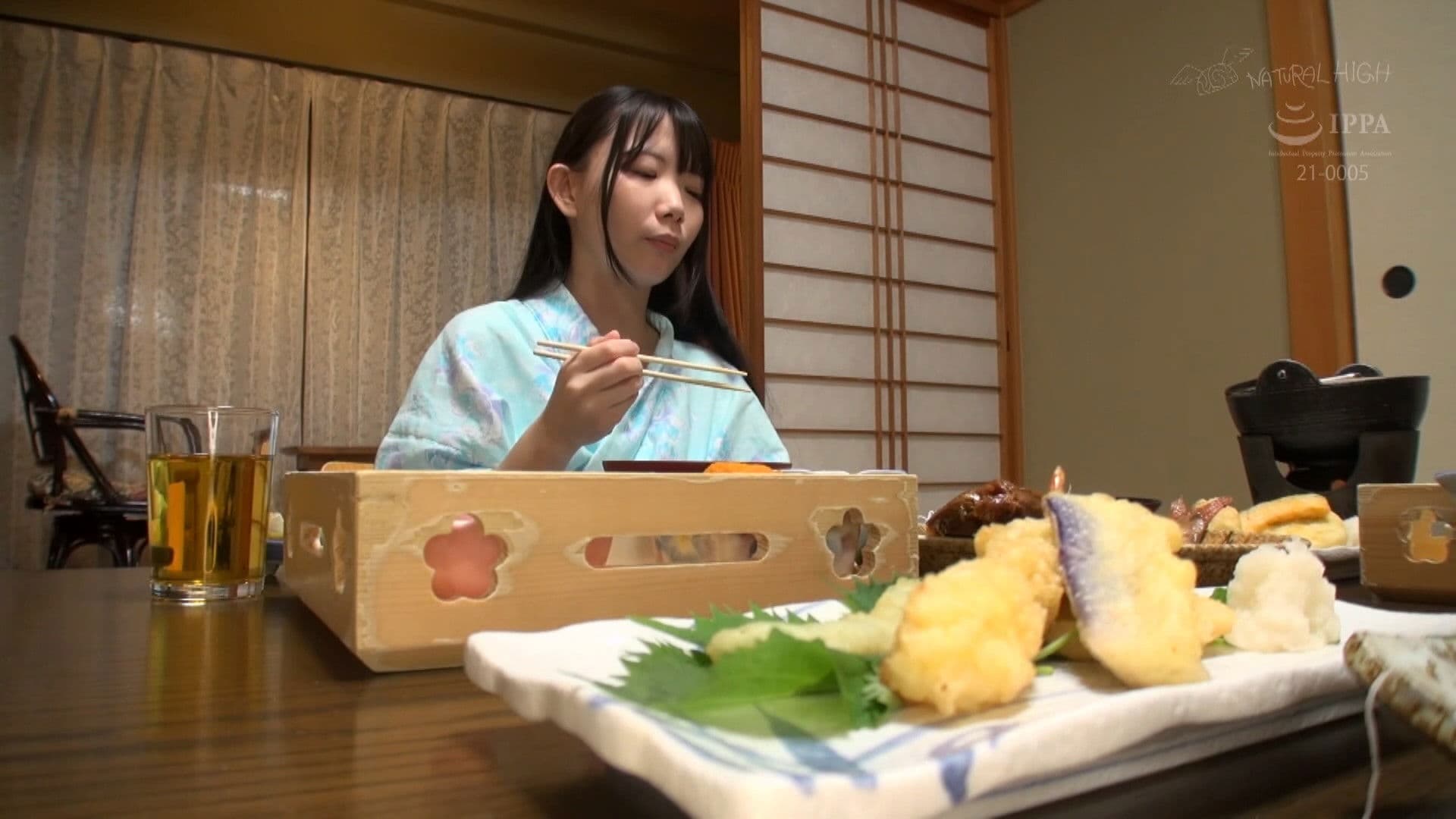 이혼으로 더 이상 만날 수 없는 에로틱한 젖꼭지의 의붓딸과 마지막 온천 여행에서 작은 보○를 벌려 질내사정할 때까지의 기록