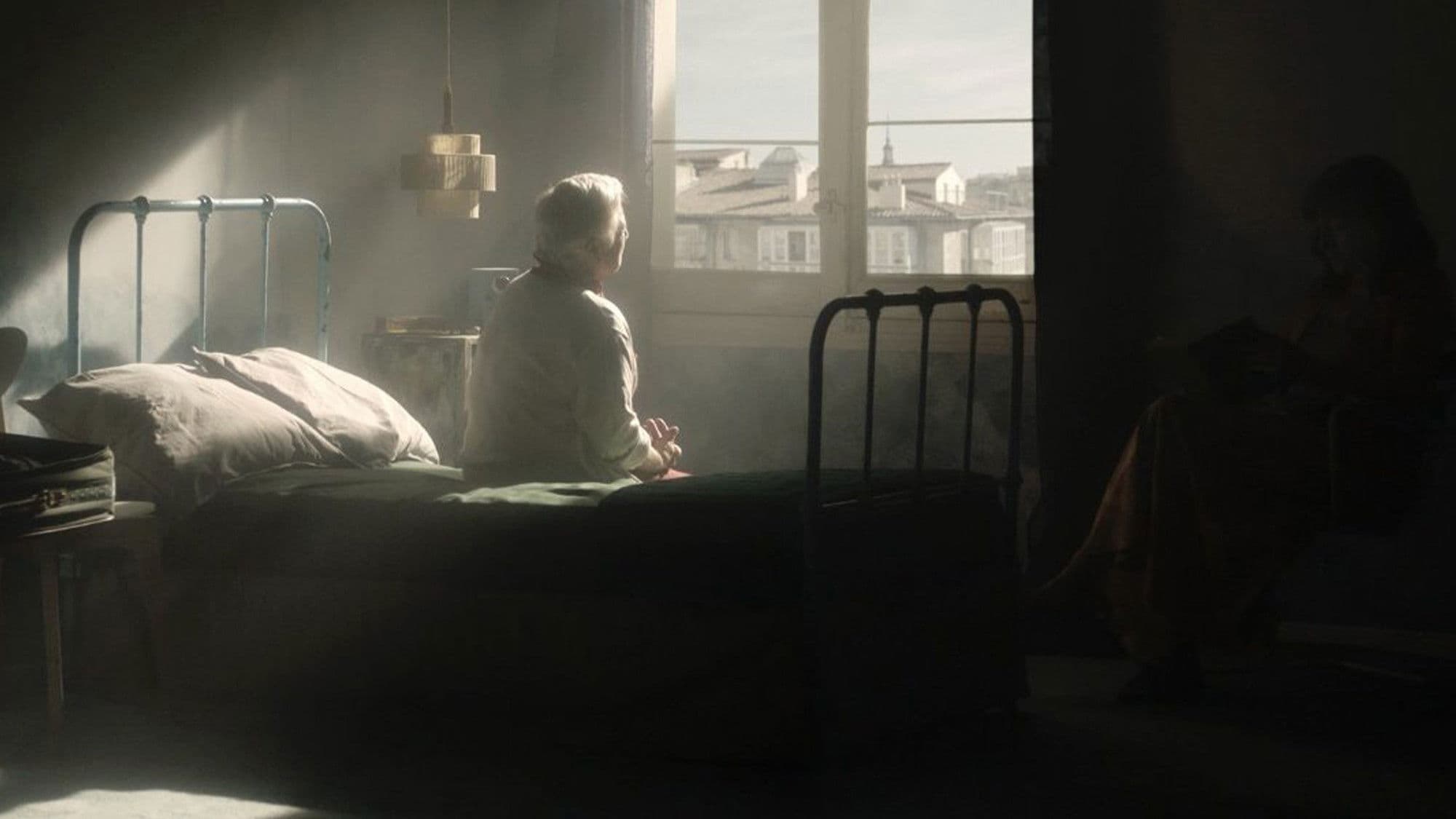 Retrato de mujer blanca con pelo cano y arrugas