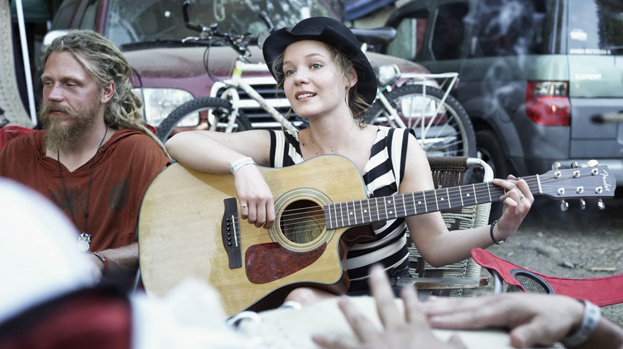 어롱 더 로드 사이드