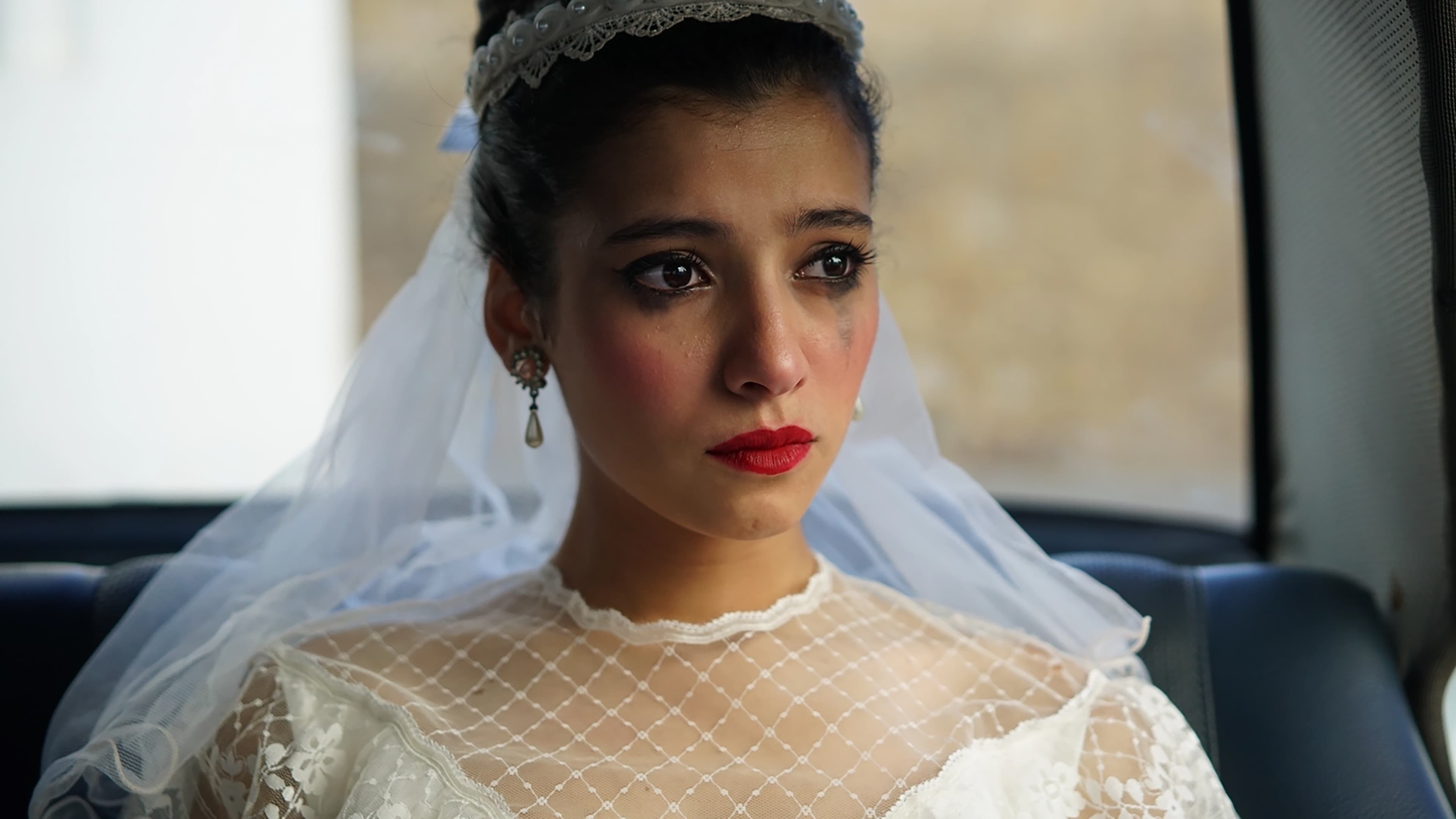 بين الأمواج