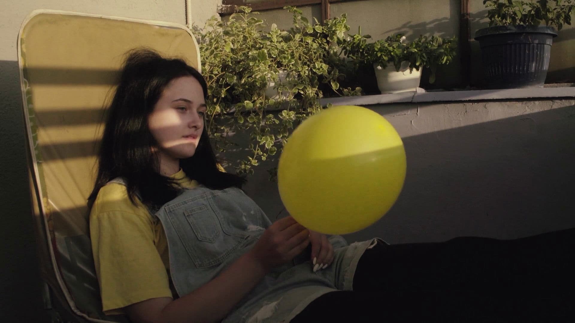 Devojka koja voli žutu boju