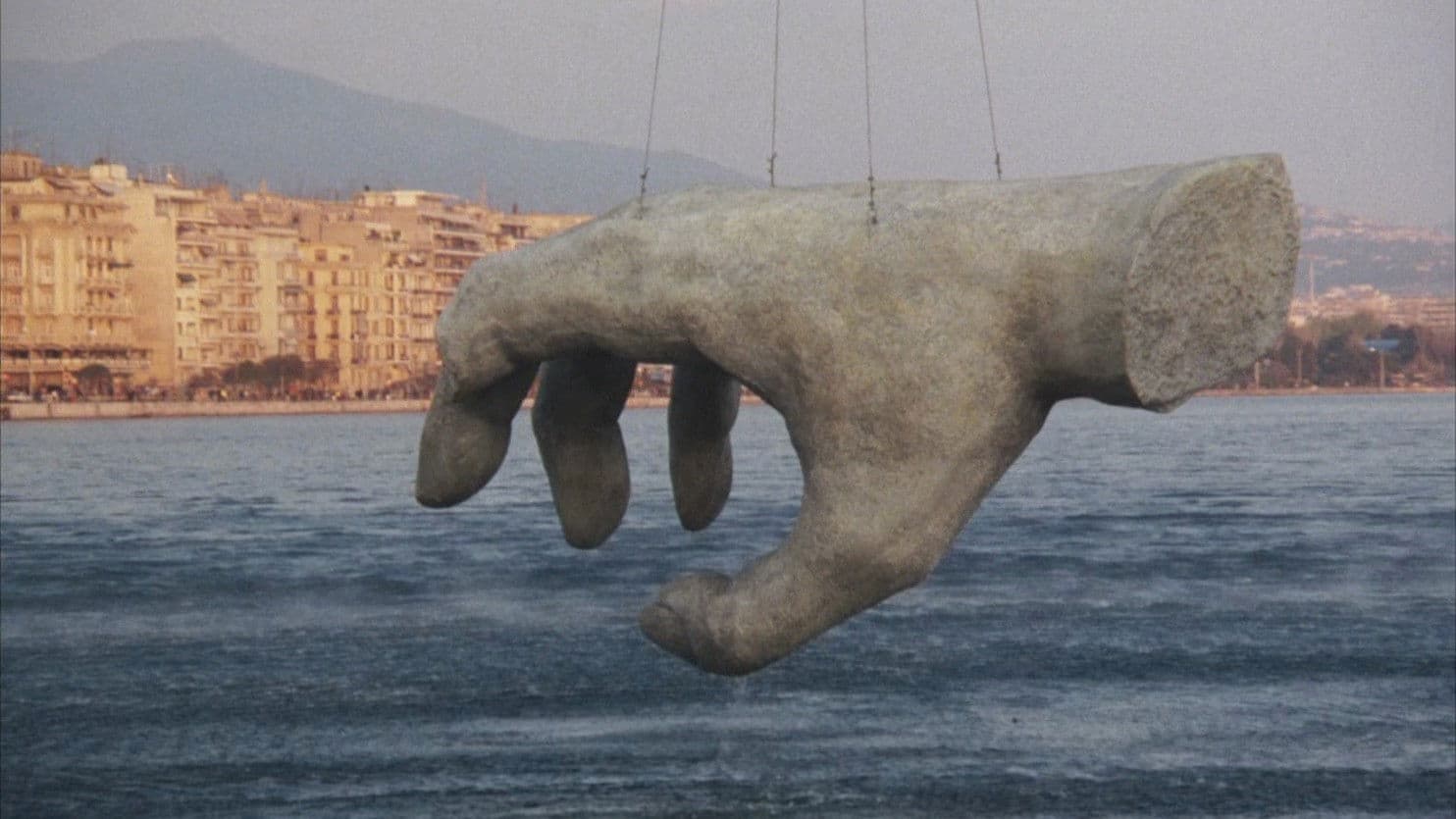 Tengo las manos de ayer. Me faltan las de mañana.