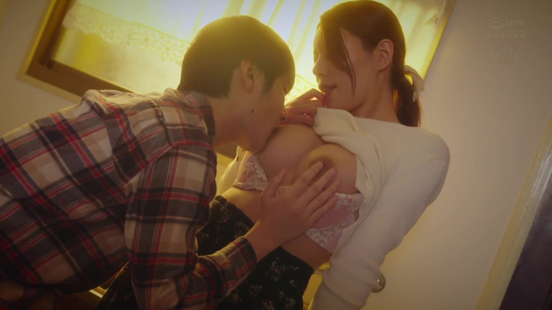 옆에 사는 날씬한 거유한 싱글 마더는, 언제나 밝게 행동하고 있지만, 어딘가 외로워 보여--.