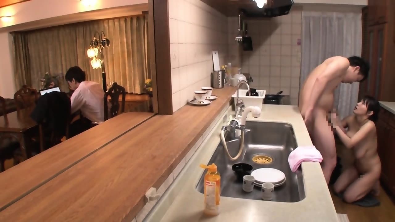 近親［無言］相姦 隣にお父さんがいるのよ… 澁谷果歩