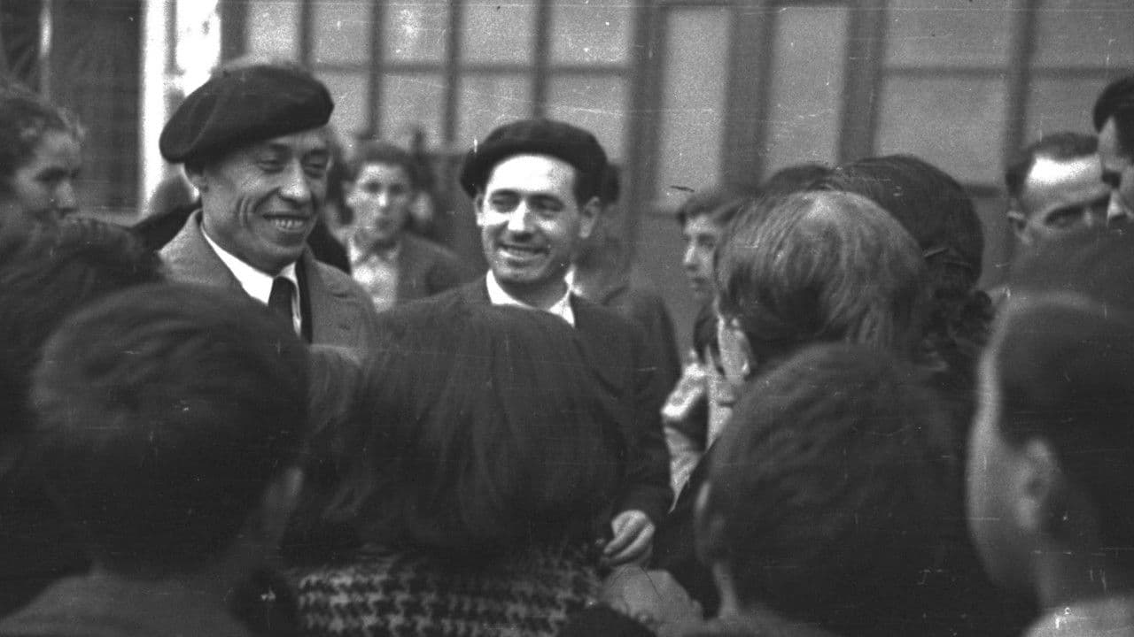 Vaca mugiendo entre ruinas