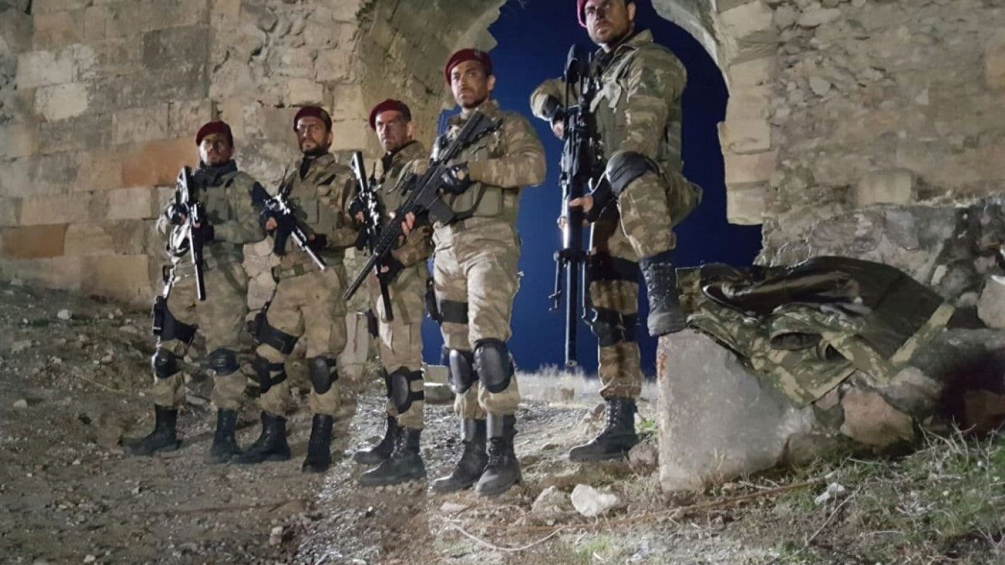 머룬 베레: 이름없는 영웅