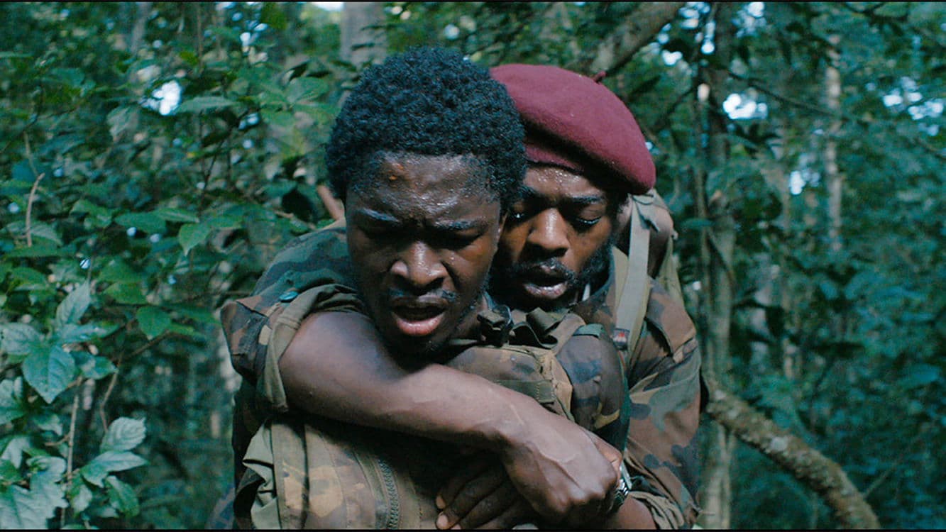 정글 속 두 군인