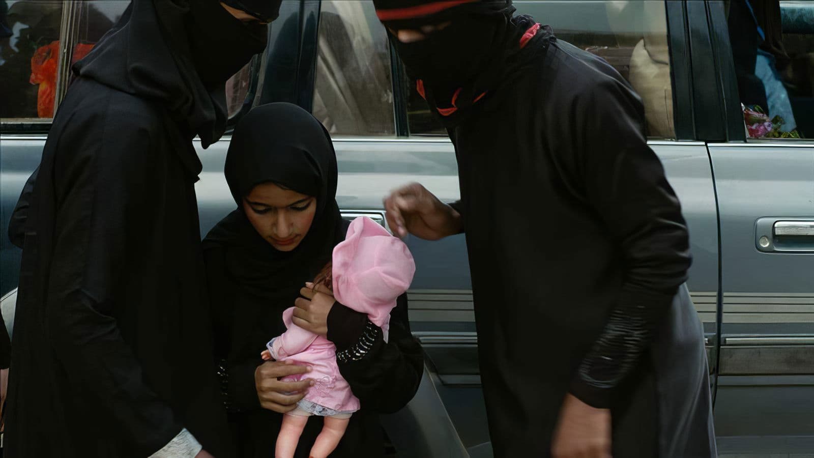 انا نجوم بنت العاشرة ومطلقة