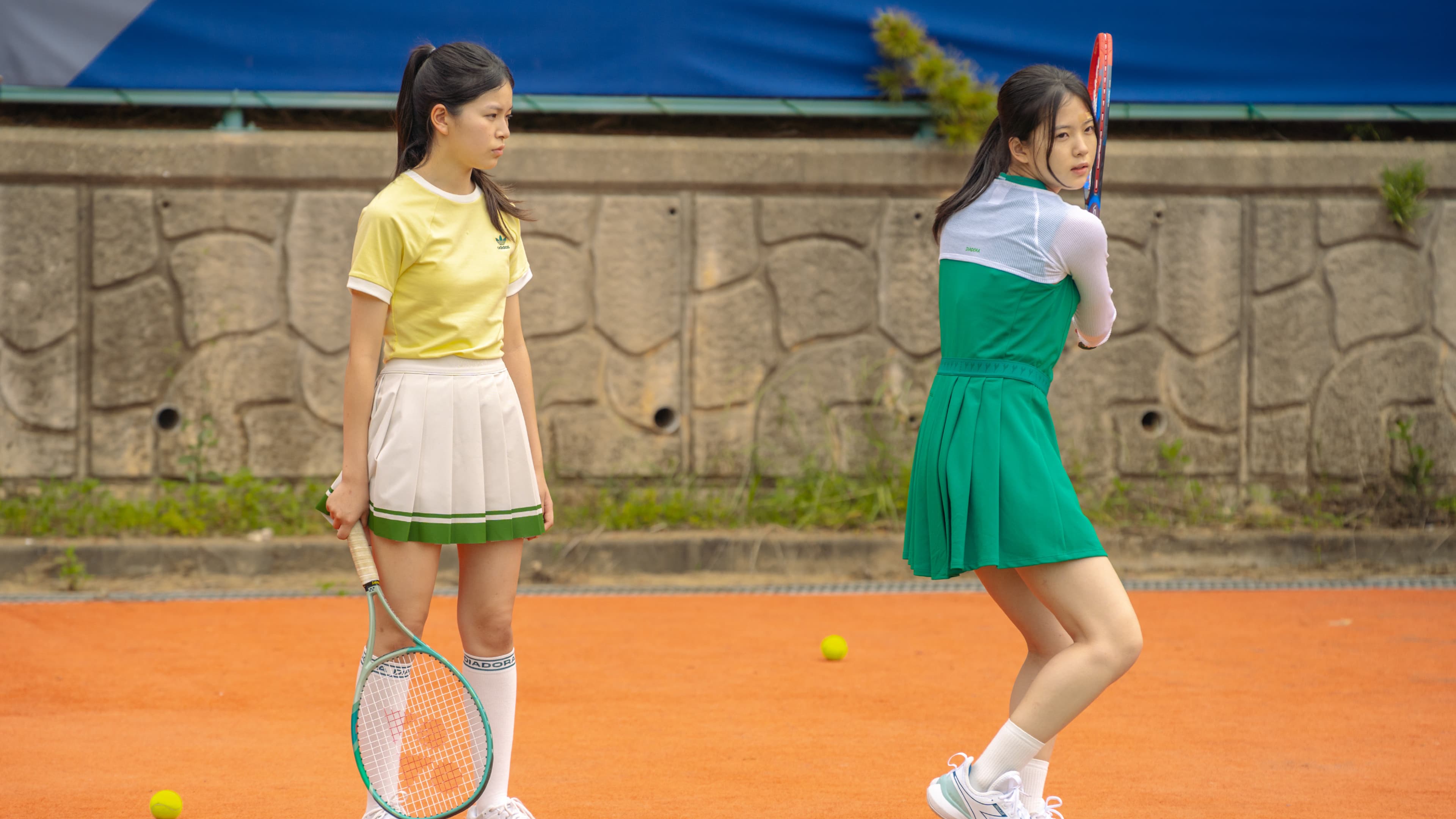 캐리어를 끄는 소녀