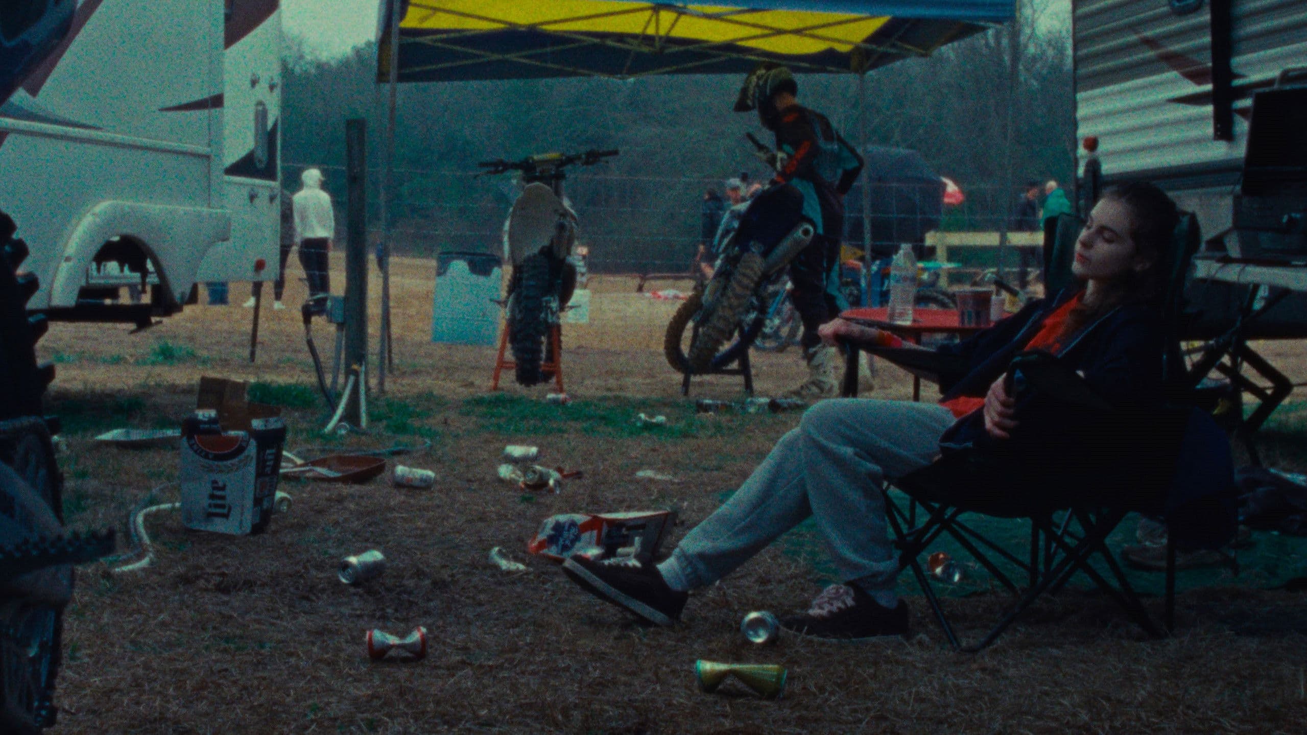 거친 옷을 입은 아이