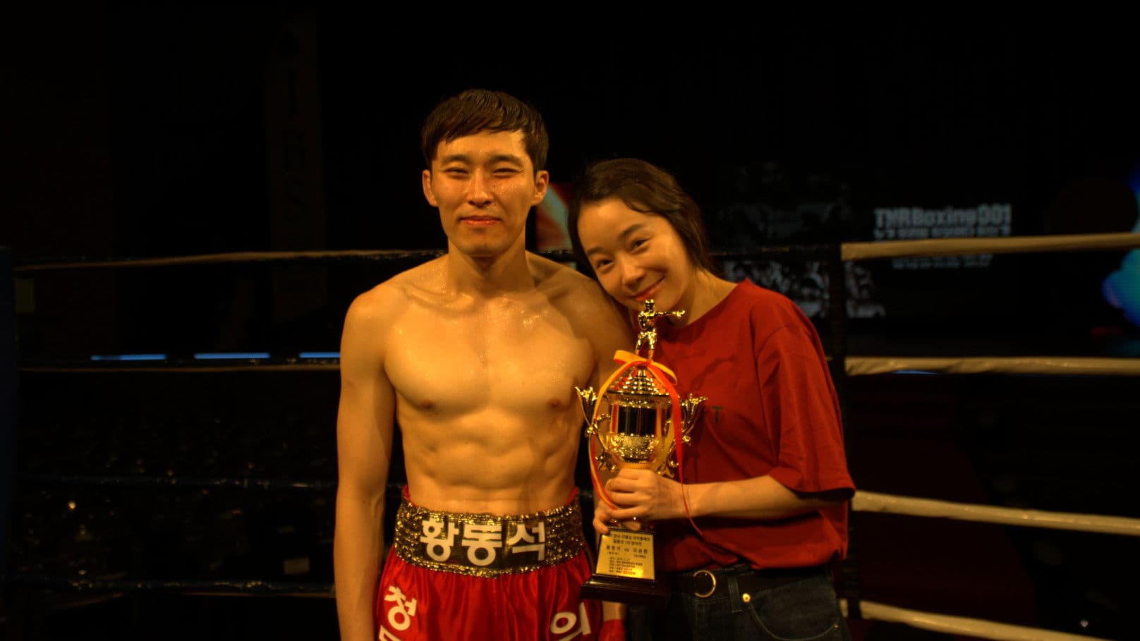 갓길로 달리는 코뿔소