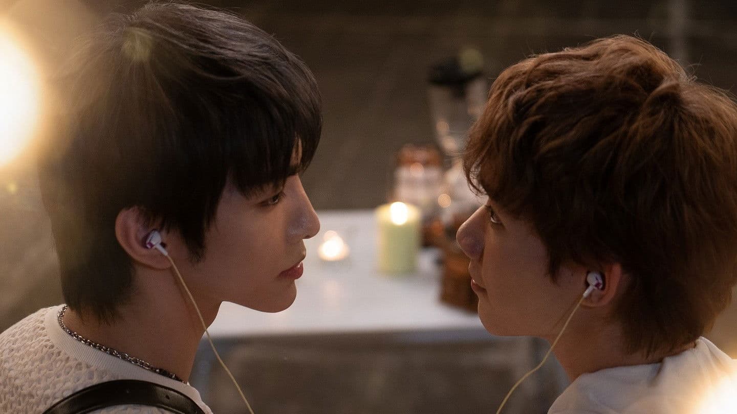 轉過頭幫你擦眼淚