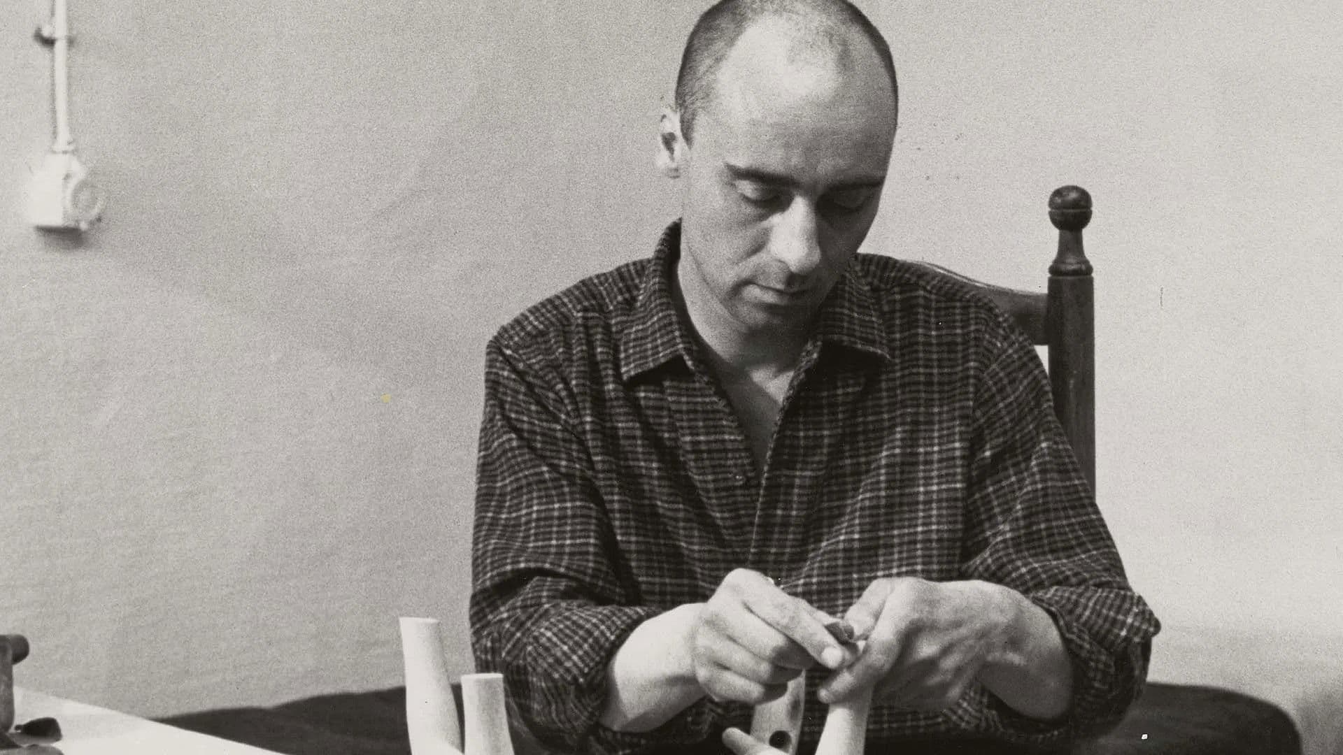 머리를 짧게 깍은 사나이