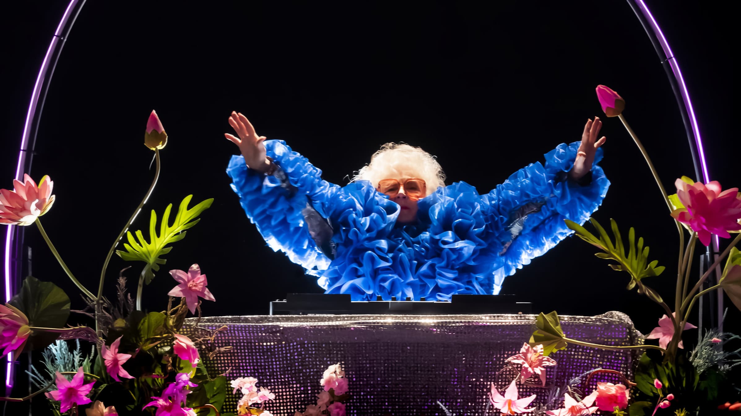 할머니 DJ, 비카!