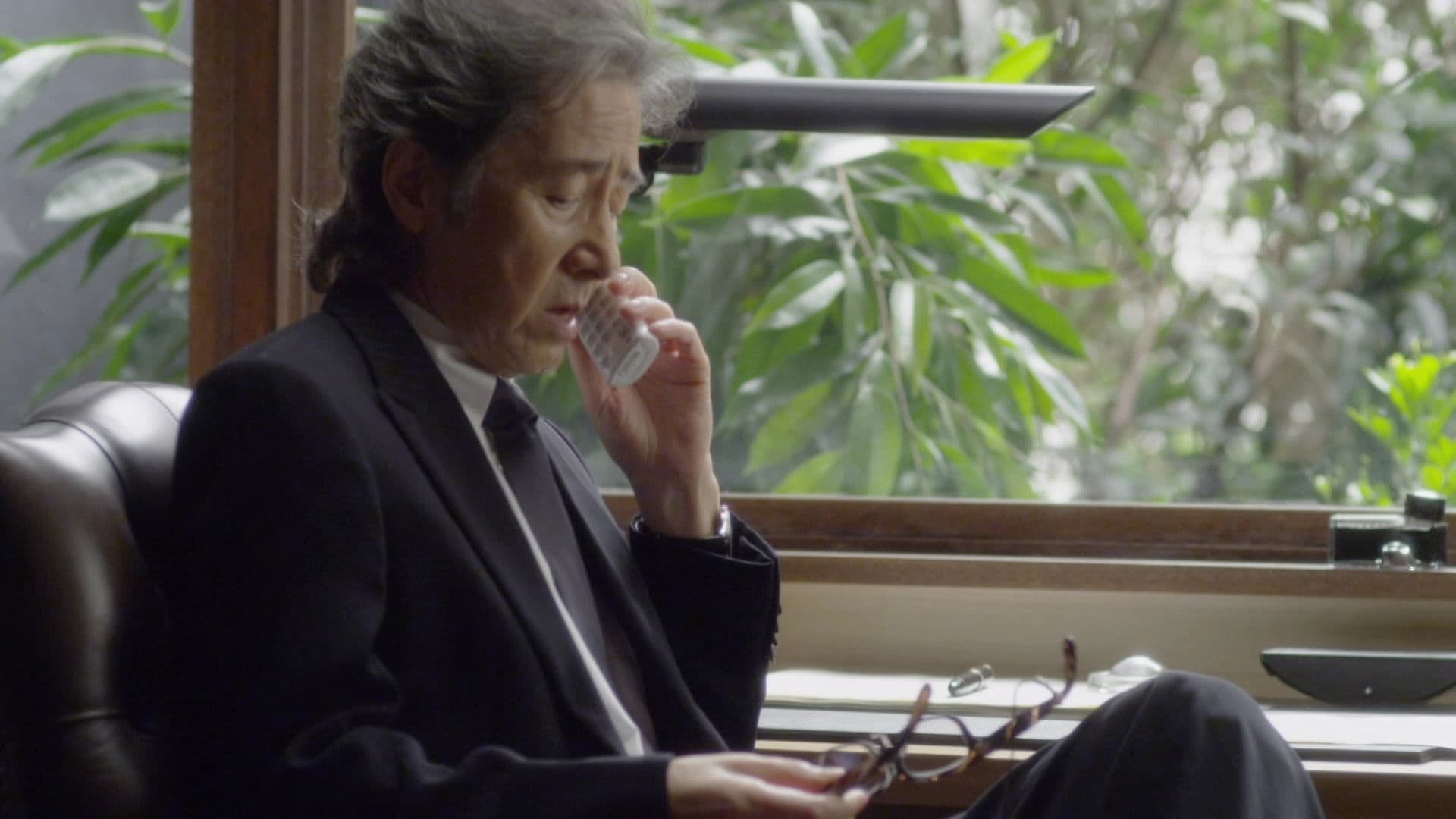 지방신문을 사는 여자