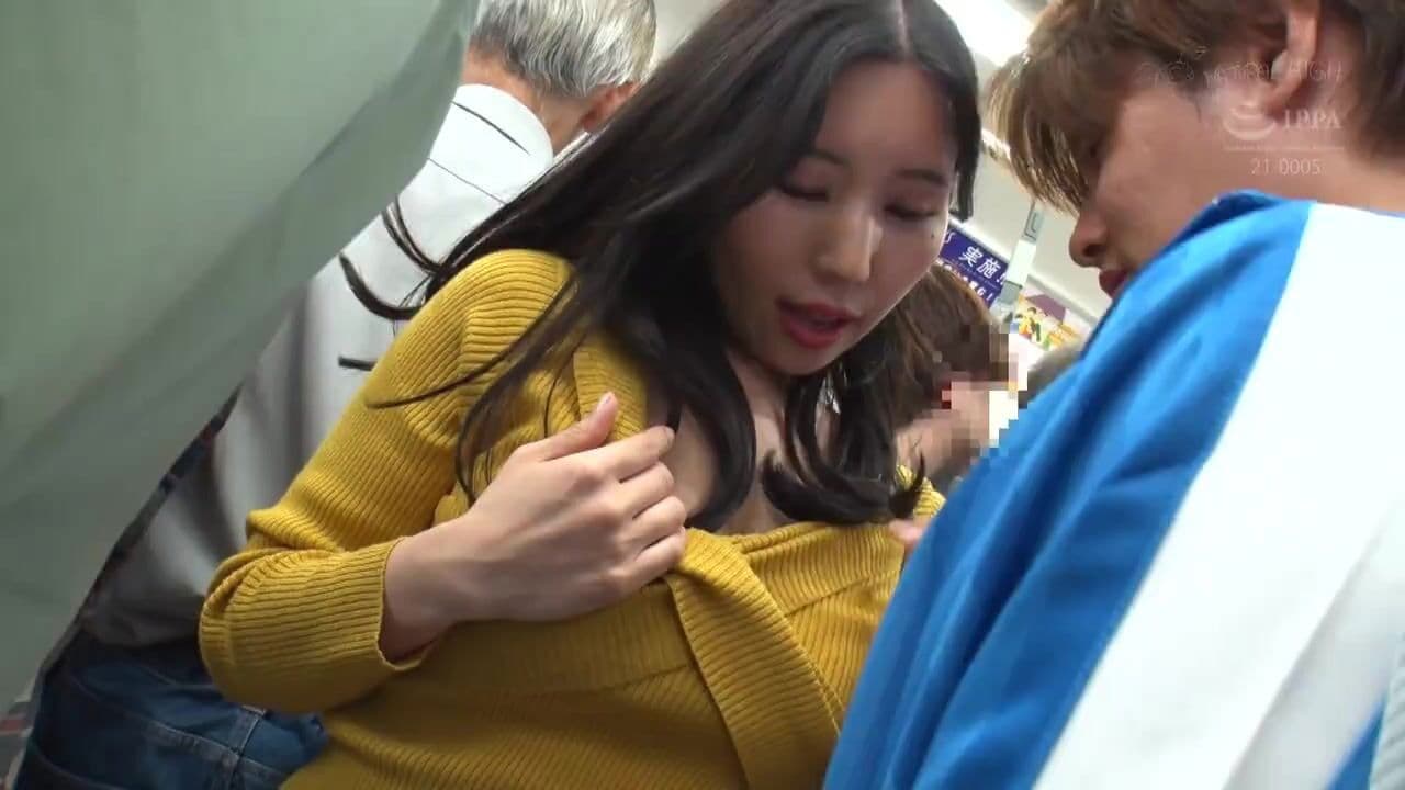 M남 개발 열차 포켓 핸드잡으로 옷 속에서 사정시키는 괴롭히기를 좋아하는 여자