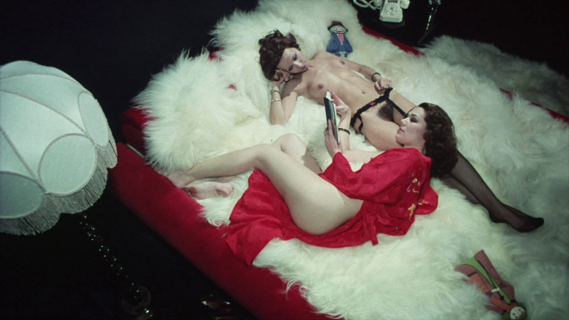 Weiße Haut auf schwarzen Schenkeln