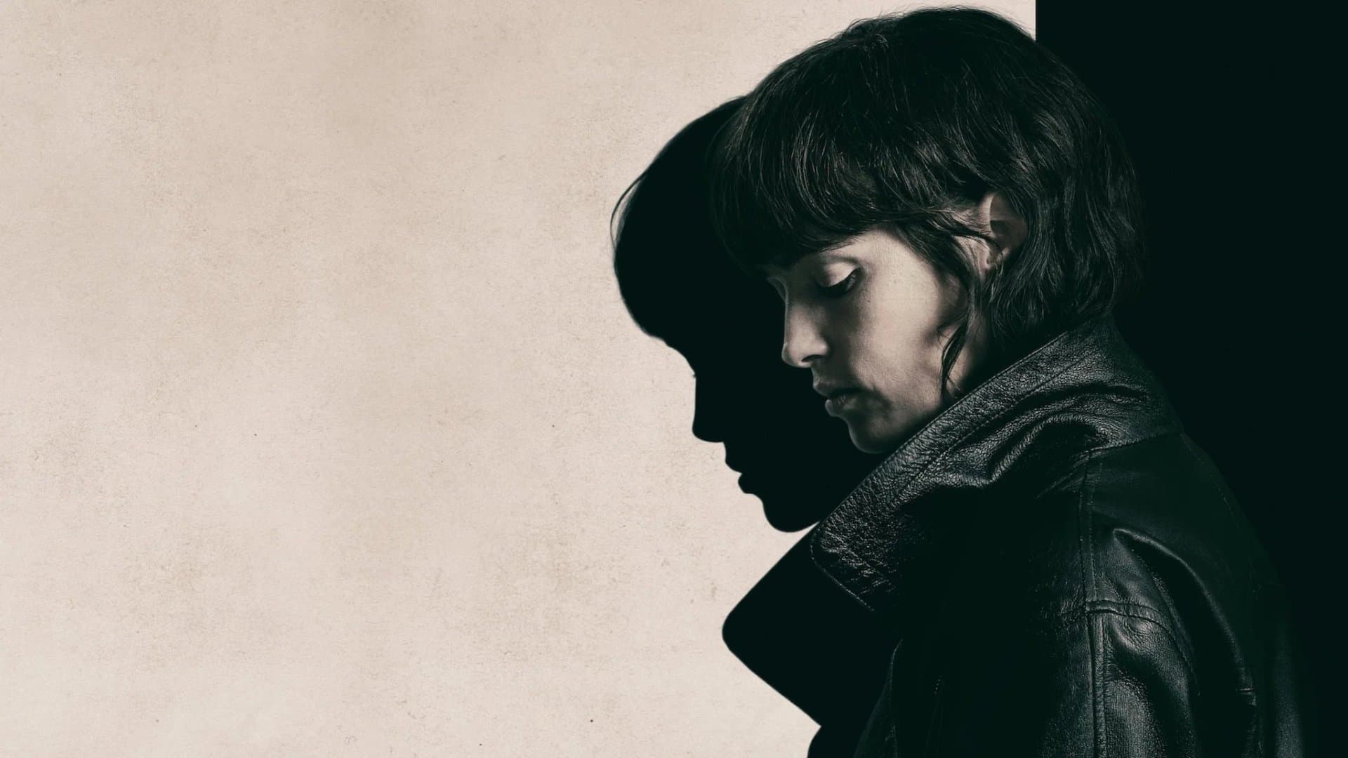 그녀는 어둠 속을 걷는다