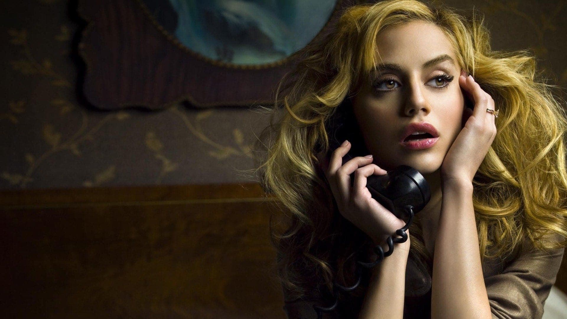 어크로스 더 홀