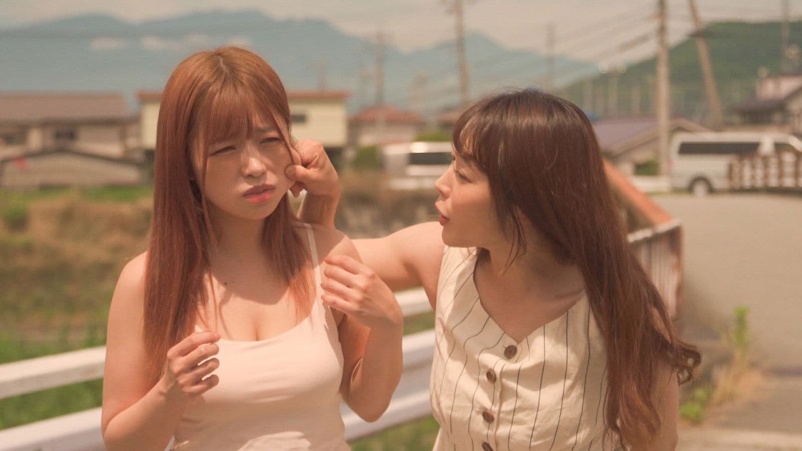 密着巨乳姉妹　おっぱいは知っている