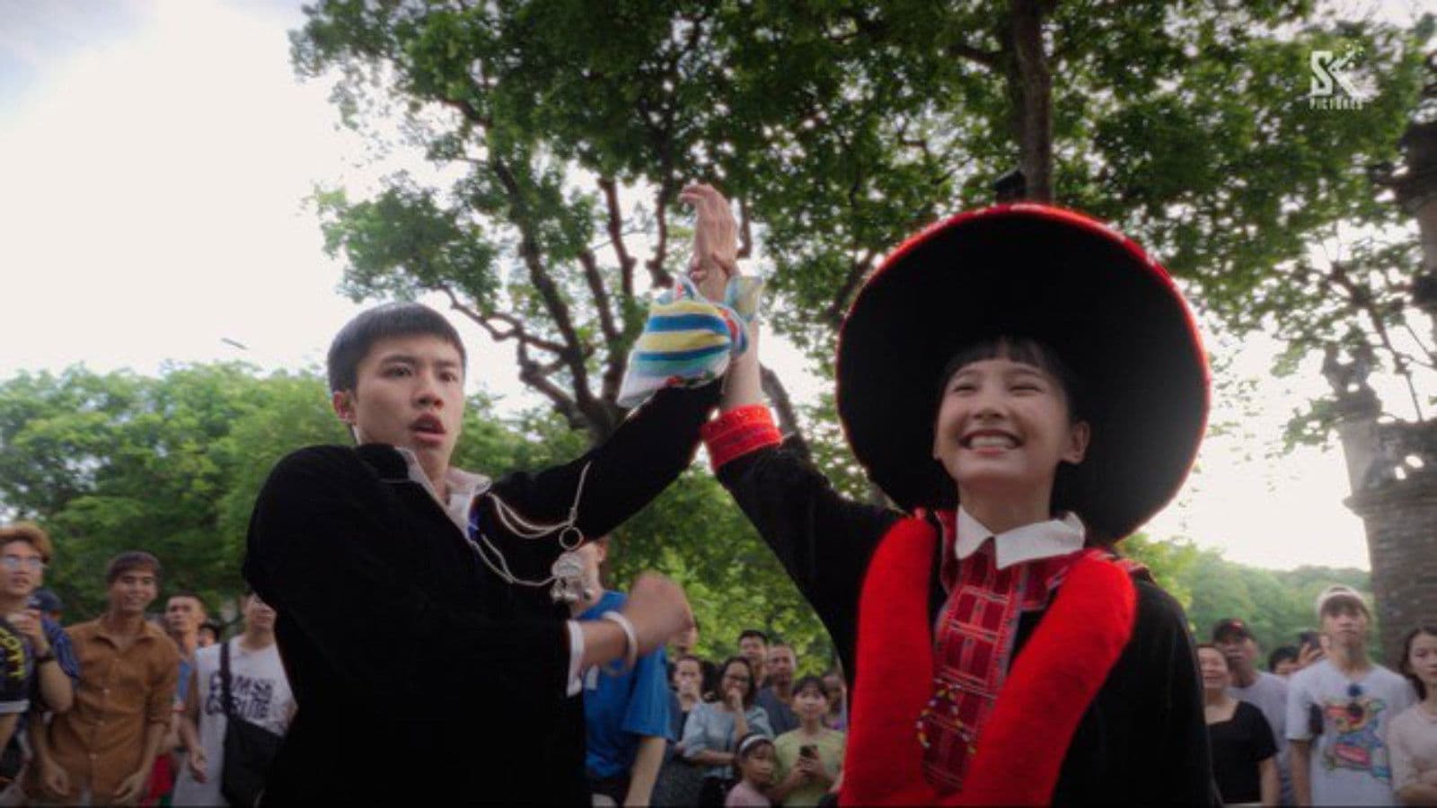 Đi giữa trời rực rỡ