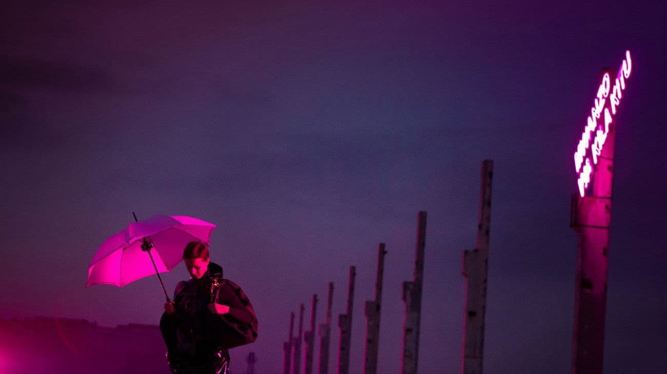 전자 구름 아래에서