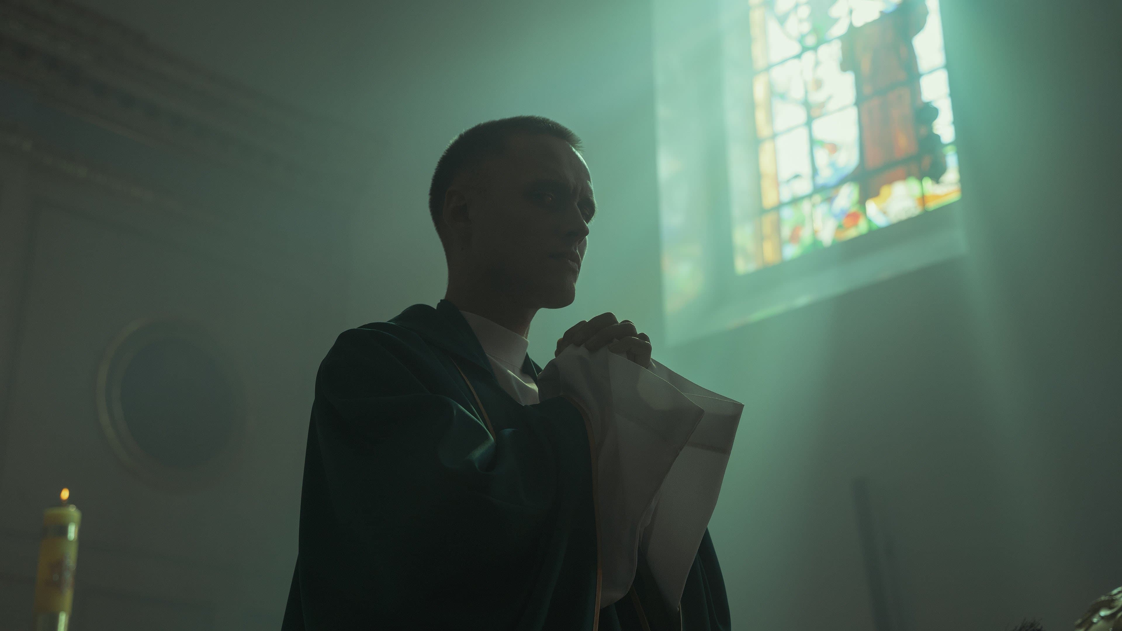 문신을 한 신부님