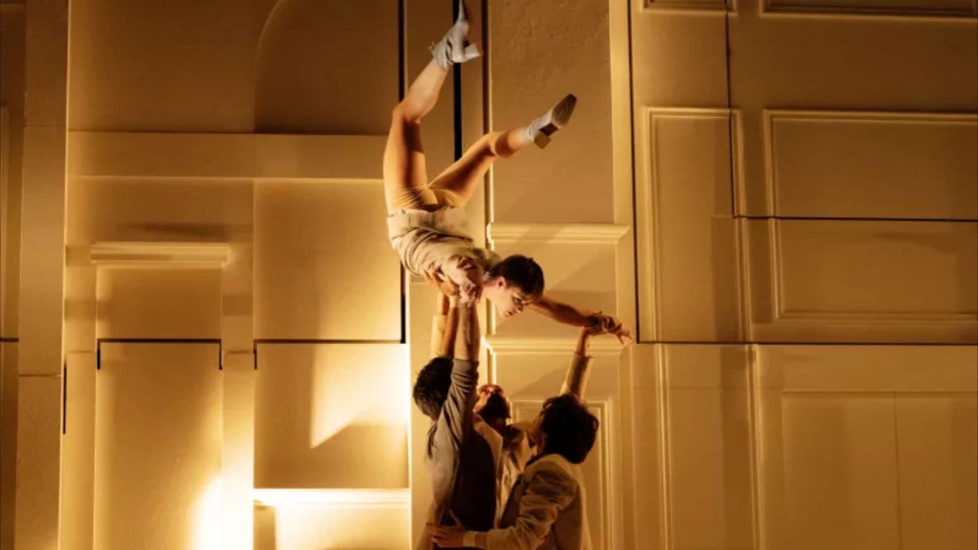 Entre chiens et louves par le Cirque Le Roux au Bon Marché Rive Gauche