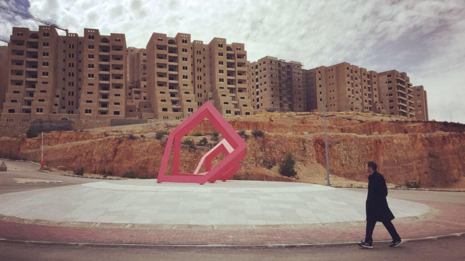 הארץ שמעבר להרים