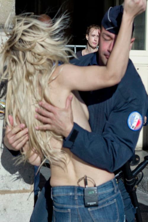 Elles livrent bataille: Nos seins, nos armes