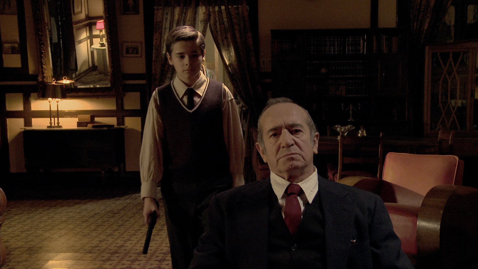 두 갈래로 갈라지는 한밤중의 거리