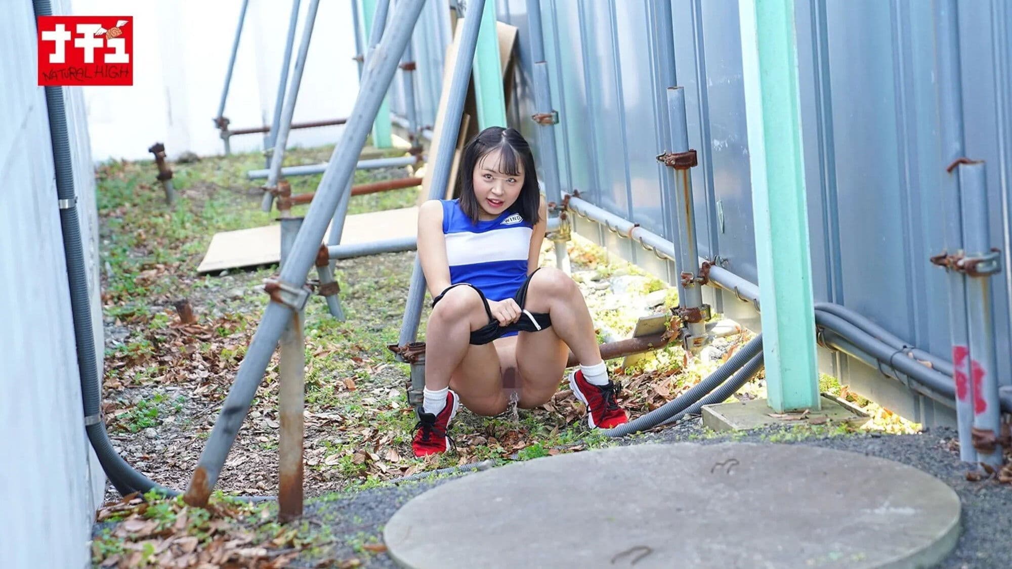 「오줌 보는 거 좋아하면 핥아 볼래?」몰래 엿보는 남자를 잡아 음뇨 커닐시키는 운동부 여자